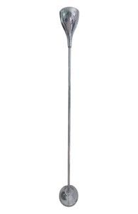Le lampadaire est en métal et est doté d'un abat-jour en verre