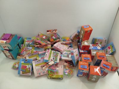 un tas de jouets d'enfants dans une boîte posée par terre
