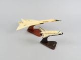 une photo d'une maquette de navette spatiale posée sur un socle en bois