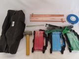 un grand nombre d'outils posés sur la table