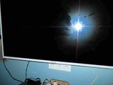 une photo d'un écran d'ordinateur sur lequel brille une lumière