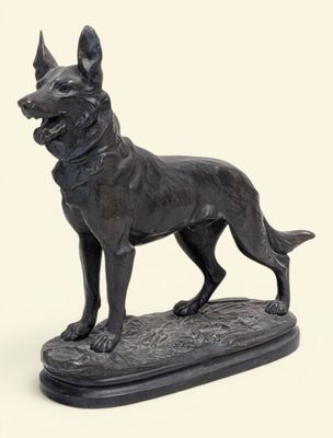 statue d'un chien noir posé sur un socle en bois
