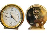 deux horloges placées l'une à côté de l'autre sur une surface blanche