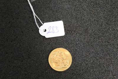 une petite pièce d'or sur laquelle est collée une étiquette indiquant son prix