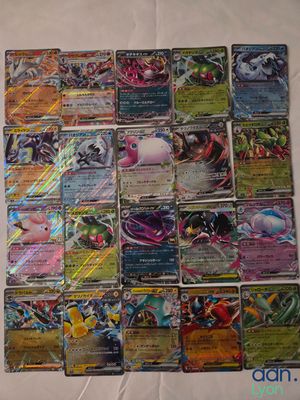 beaucoup de cartes pokemon sur la table