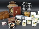 un grand nombre d'objets posés sur une table