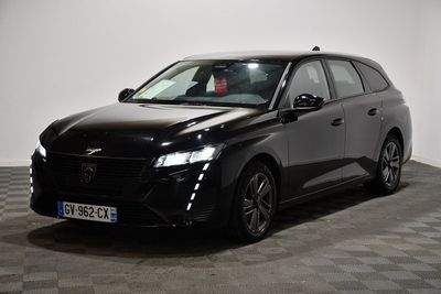 la voiture noire est garée sur le sol en damier d'une pièce