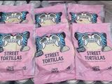 six sachets de tortillas vendues dans la rue posés sur une table