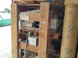 une pile de cartons et une serpillière devant un immeuble
