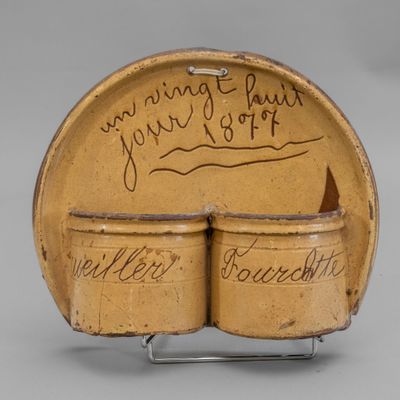 une image représentant un récipient en bois sur lequel figurent des inscriptions