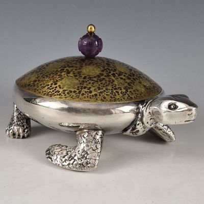 boîte en forme de tortue en argent et en or, ornée d'un améthyste sur le dessus