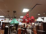 une grande pièce avec de nombreuses lampes et un lustre suspendu au plafond