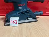 une ponceuse orbitale Black & Decker posée sur une table en bois