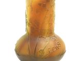 un vase en verre avec un motif sur une surface blanche