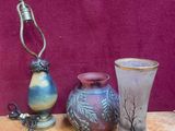 trois vases et une lampe posés sur une table