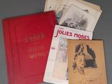 une image représentant une collection de livres anciens posés sur une table