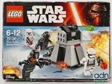 une boîte de figurines Lego Star Wars avec une scène de combat en arrière-plan