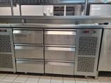 une cuisine avec des appareils électroménagers en inox au centre