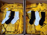 deux boîtes remplies de chaussettes jaunes et noires, posées l'une sur l'autre