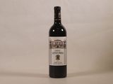 une bouteille de vin posée sur une table