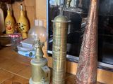 deux vases posés sur un comptoir devant une fenêtre