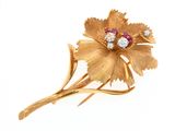 broche en forme de fleur en or jaune, sertie de pierres roses et blanches