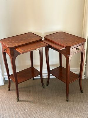 une paire de tables d'appoint avec des tiroirs de chaque côté