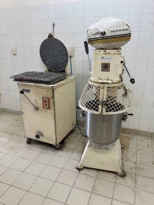une machine posée à côté d'une poubelle