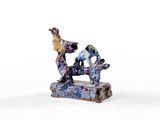 figurine représentant un homme et une femme assis sur un banc, avec un oiseau perché sur le dossier du banc