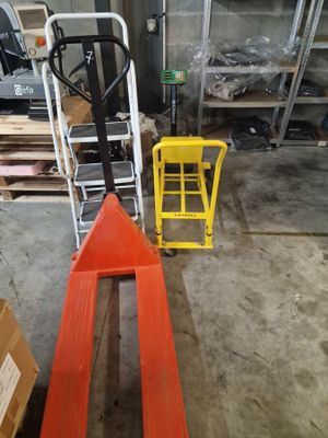 un chariot élévateur et une palette dans un entrepôt