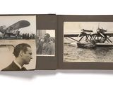 un livre sur lequel figure la photo d'un homme en costume et d'un avion