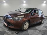 la voiture marron est garée sur un sol en damier dans le garage