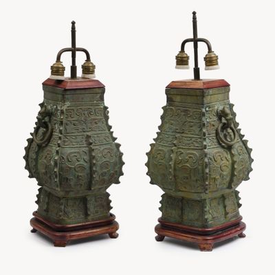paire de vases anciens en bronze chinois sur socles en bois
