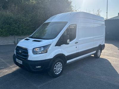 une fourgonnette Ford Transit blanche garée sur un parking