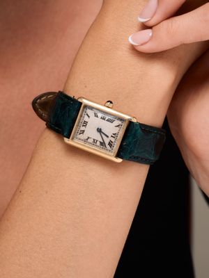 une femme qui porte une montre au poignet