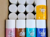 une boîte remplie de flacons de peinture de différentes couleurs, posée sur une table