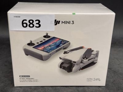 boîte contenant une manette Nintendo Wii à laquelle est fixée une manette de jeu