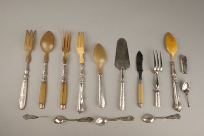 plusieurs types d'argenterie sur la table