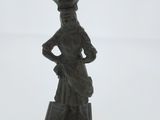 une image représentant une statue d'une femme portant un pot sur la tête