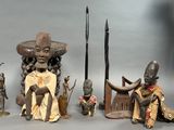 de nombreuses figurines africaines posées sur une table