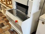 une machine posée sur le sol de la cuisine