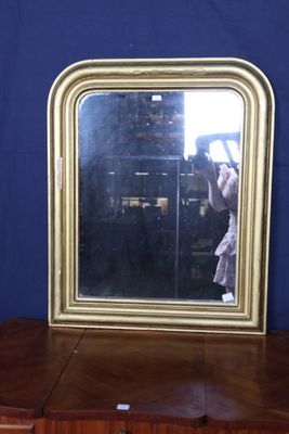 un miroir posé sur une commode qui comporte elle-même un miroir