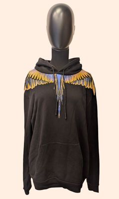 une image représentant un mannequin portant un sweat à capuche orné d'ailes