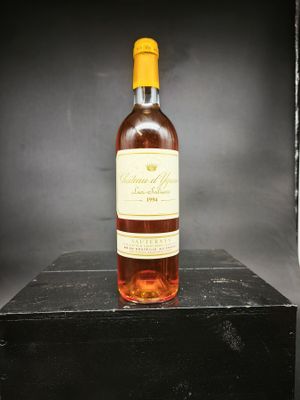une image représentant une bouteille de vin posée sur une boîte noire