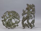 paire de figurines en bronze représentant un homme et une femme accompagnés d'oiseaux