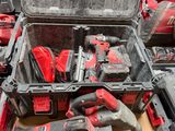 de nombreux outils qui dorment dans une boîte