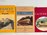 trois livres posés sur une table blanche, avec une voiture jaune et une voiture jaune