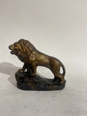 Lion Sujet en régule à patine doré 24 x 27 cm