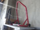 un cadre rouge posé sur une étagère dans un garage