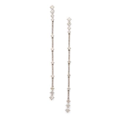 une paire de boucles d'oreilles en diamant sur fond blanc